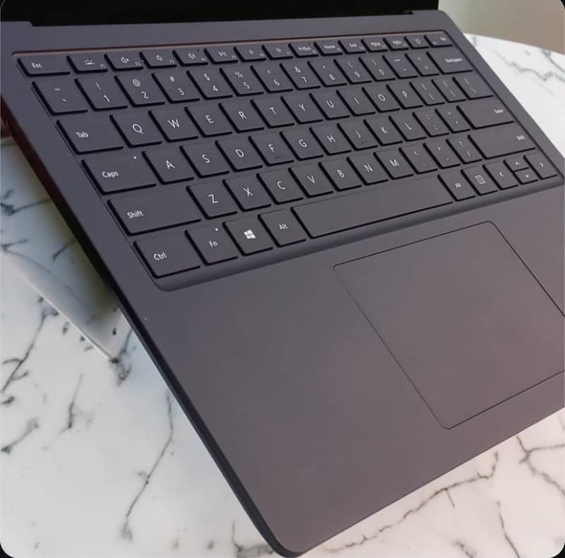 Microsoft Surface 5 | 4Gb Iris Graphics | Touch Display 2