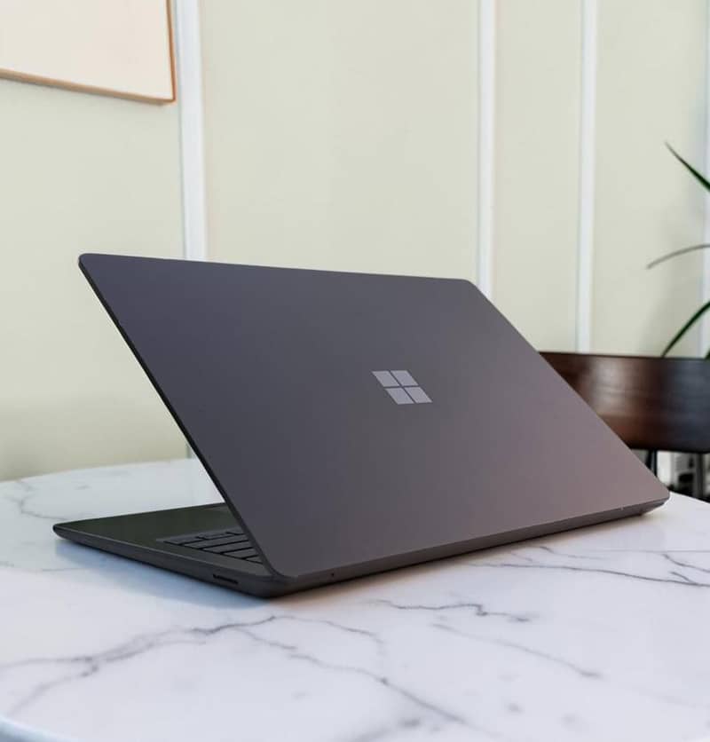 Microsoft Surface 5 | 4Gb Iris Graphics | Touch Display 3
