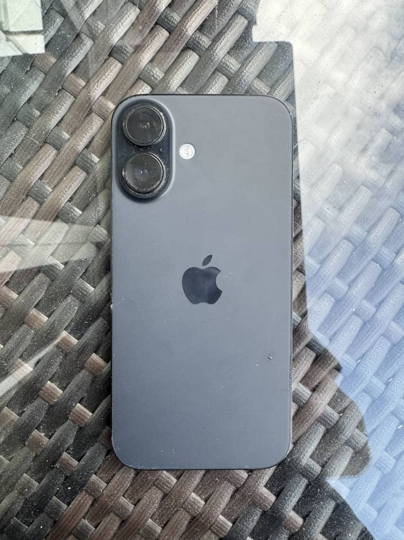 Apple iPhone 16 3