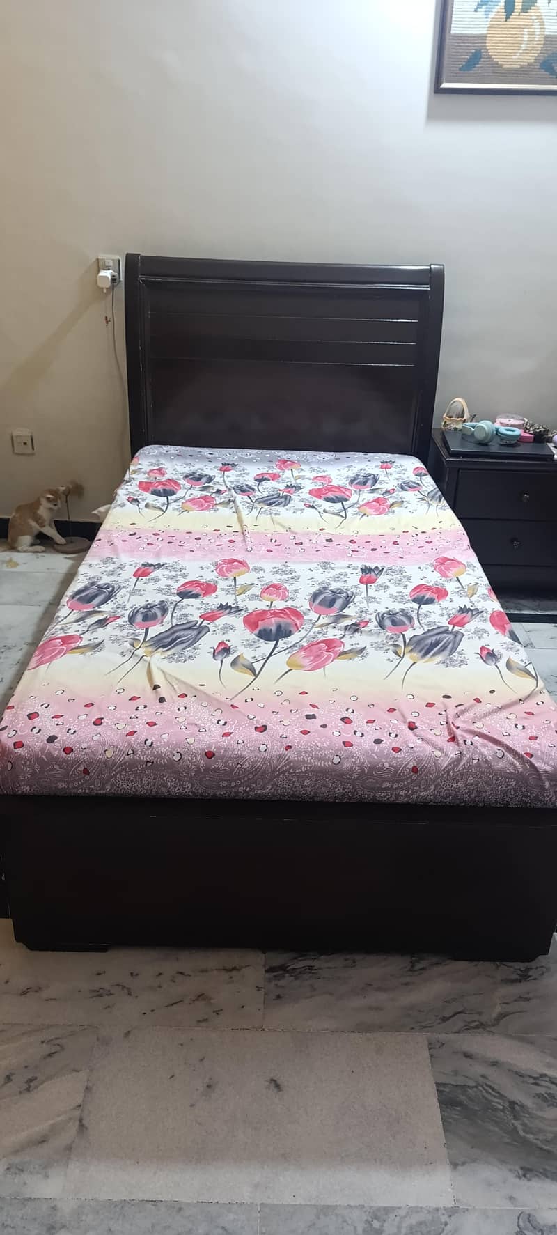two single beds with side table 1