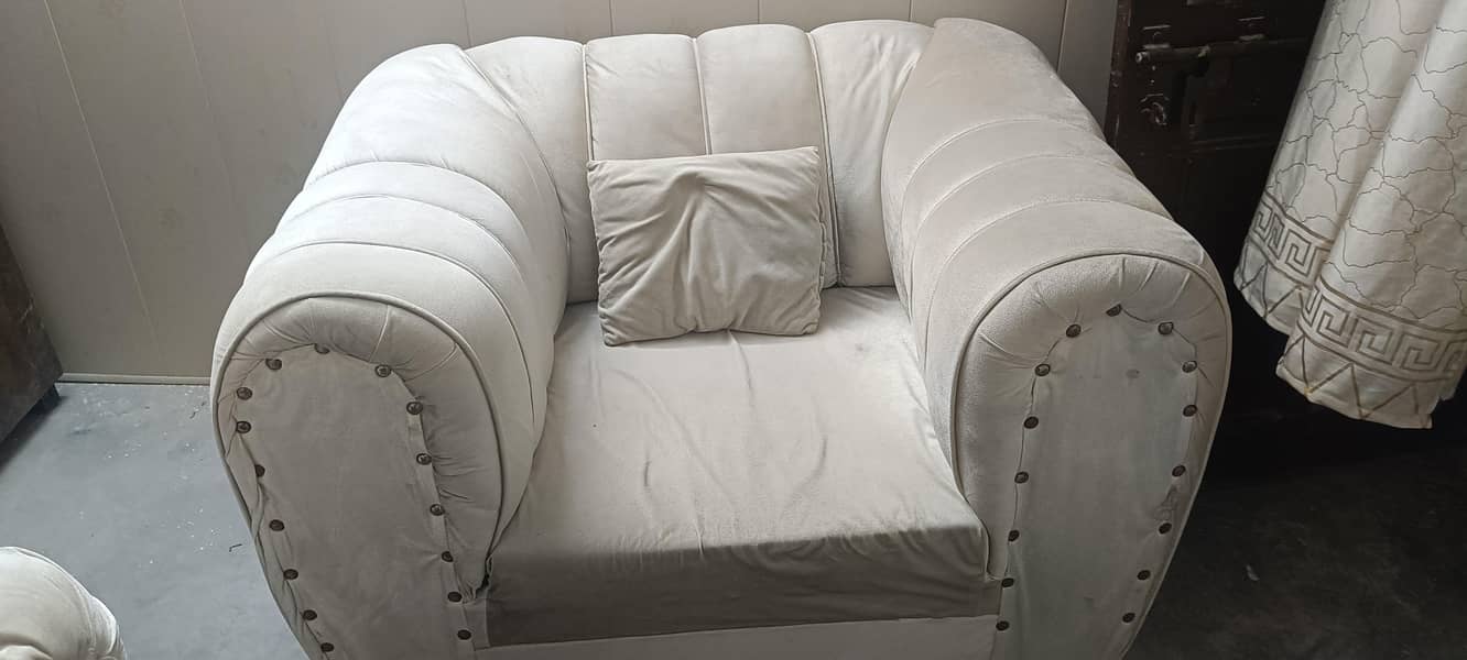 4 seater sofa 0