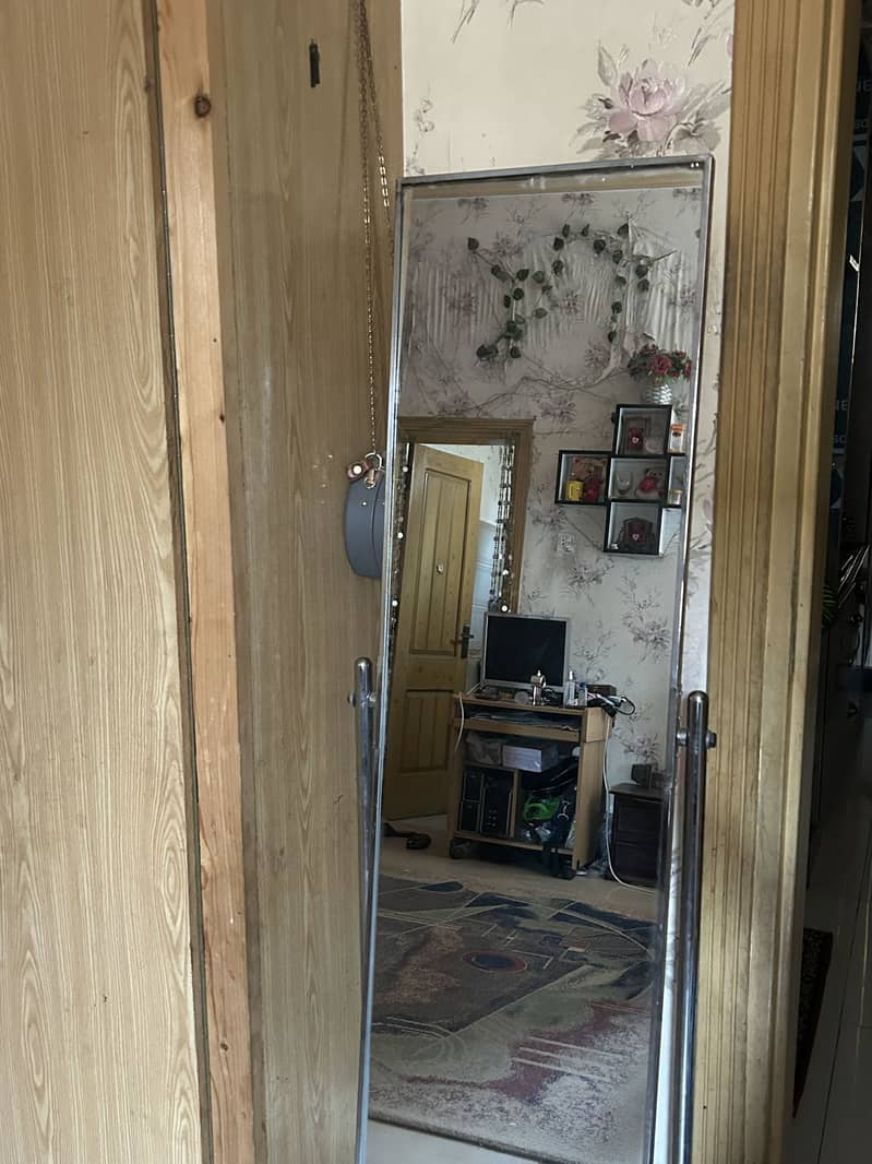 Moveable standing mirror 1