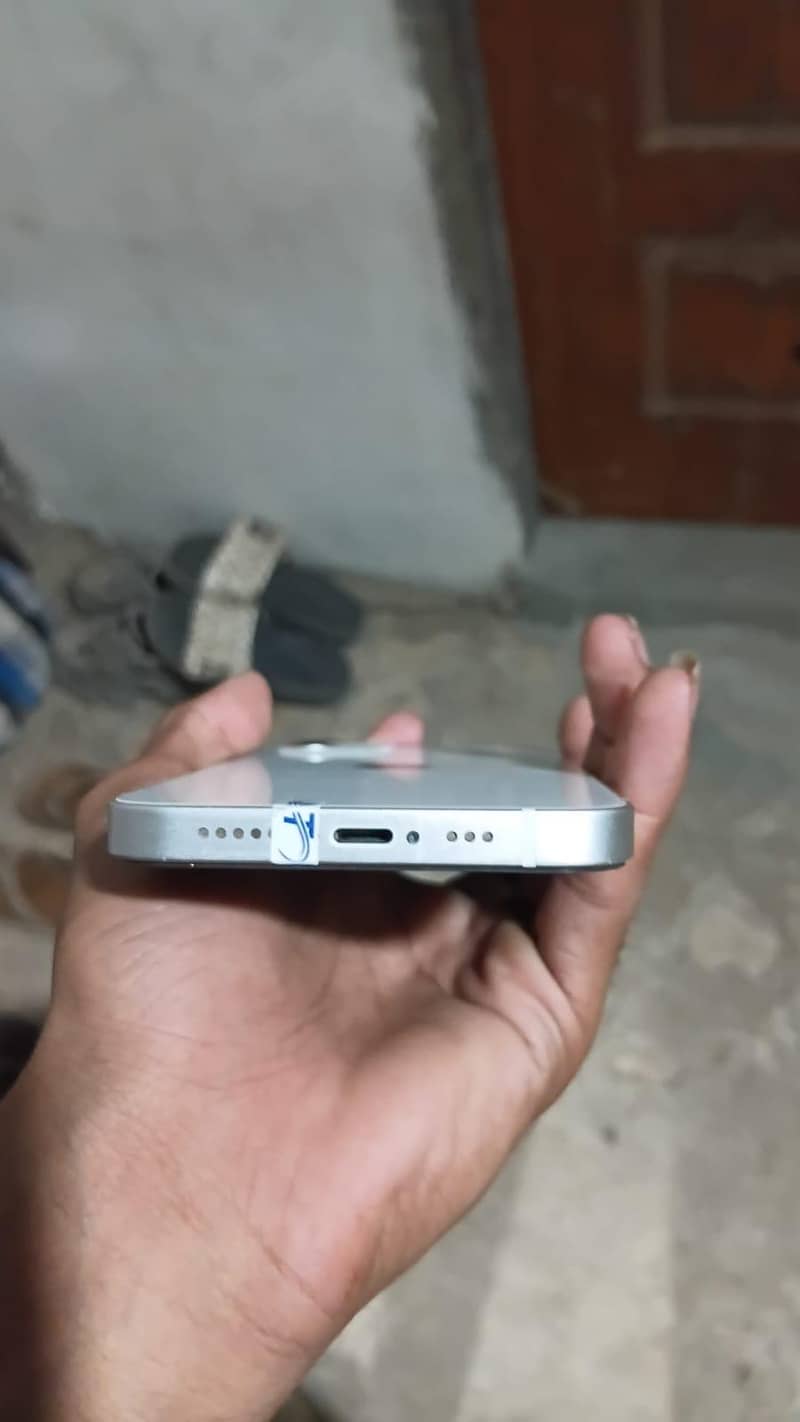 Apple iPhone 12 4