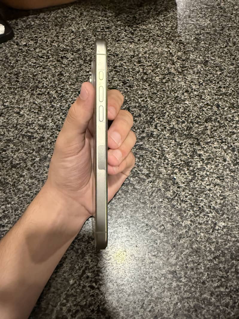 Apple iPhone 15 Pro Max 4
