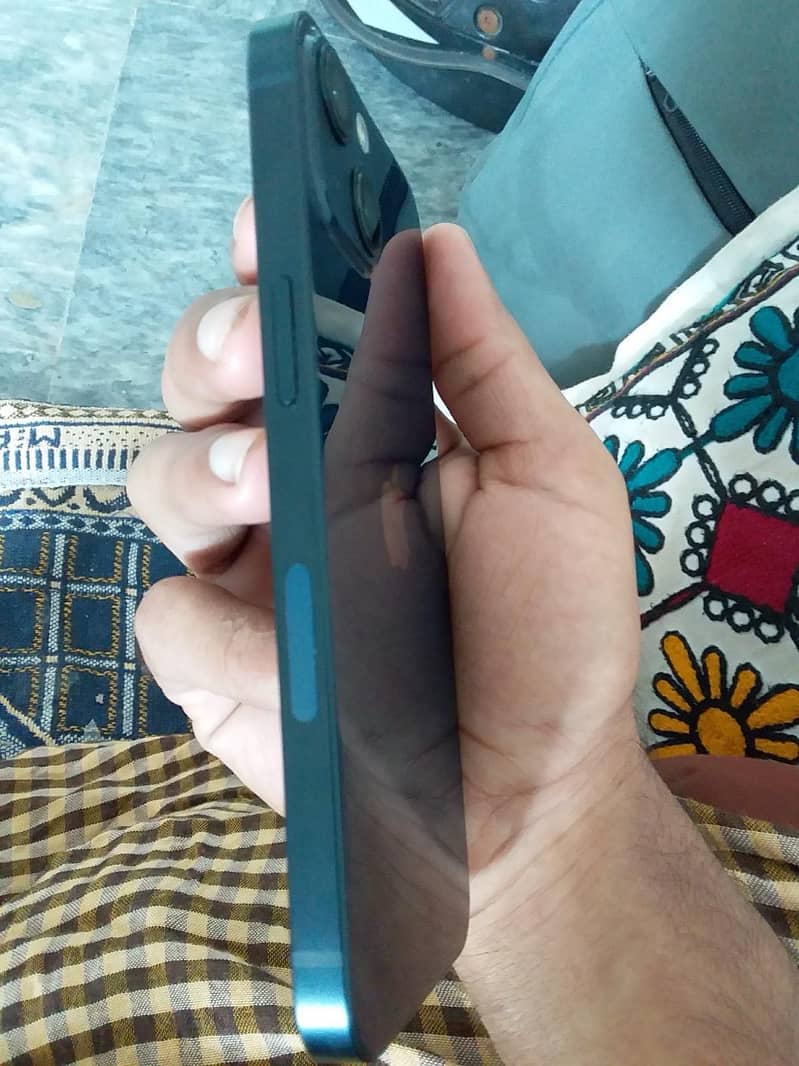 Apple iPhone 13 5
