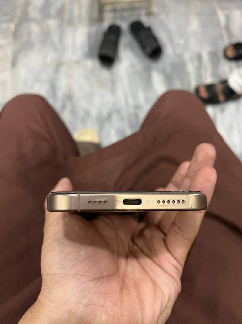 Apple iPhone 16 Pro Max 2
