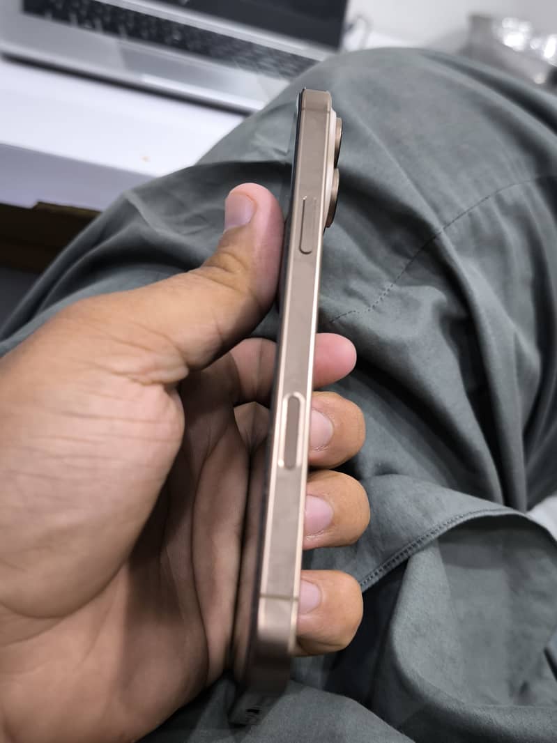 Apple iPhone 16 Pro Max 4