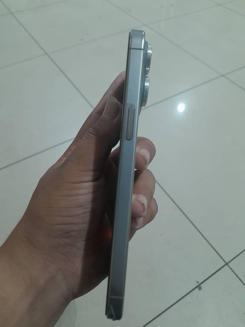 Apple iPhone 15 Pro Max 2