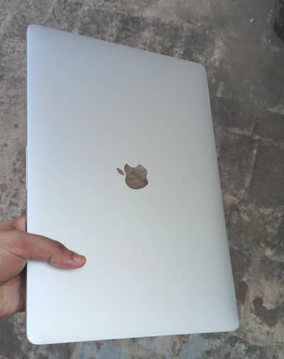 Macbook pro 2017 15.4 inch display 16/512 with official charger