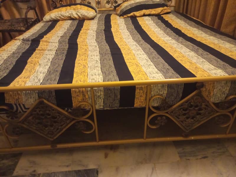 iron Queen bed 0