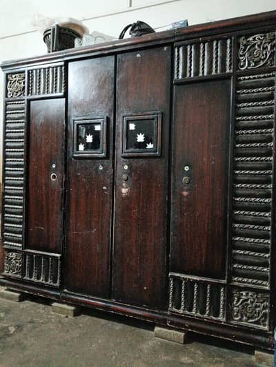 door almari