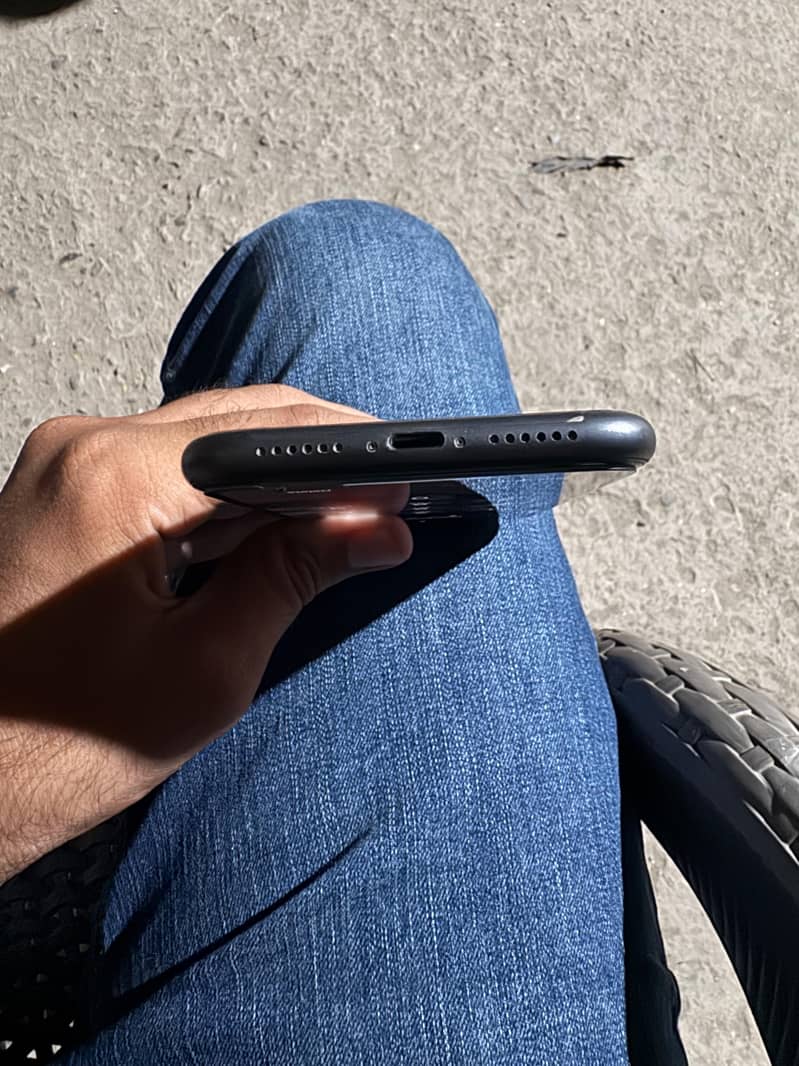 Apple iPhone 11 4
