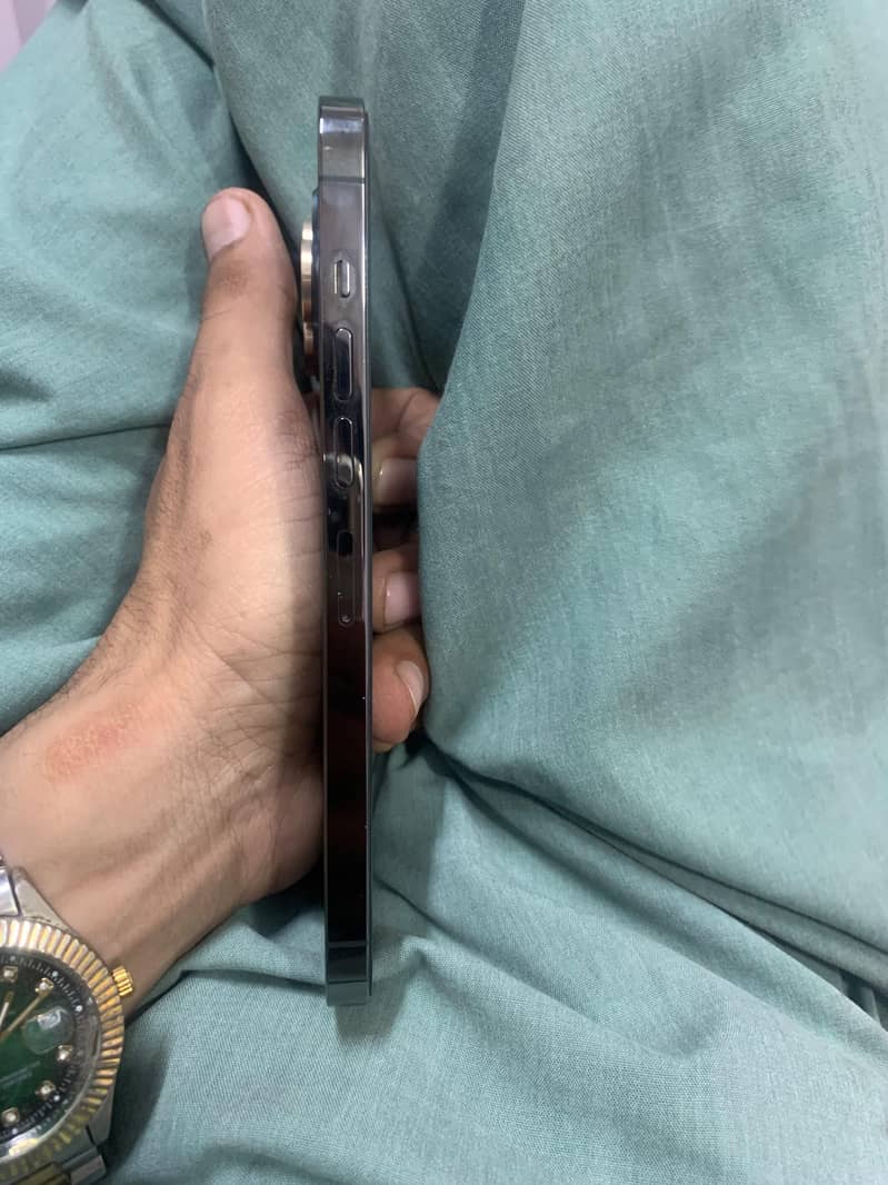 Apple iPhone 13 Pro Max 4