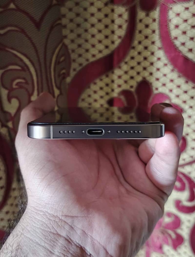 Apple iPhone 16 Pro Max 4