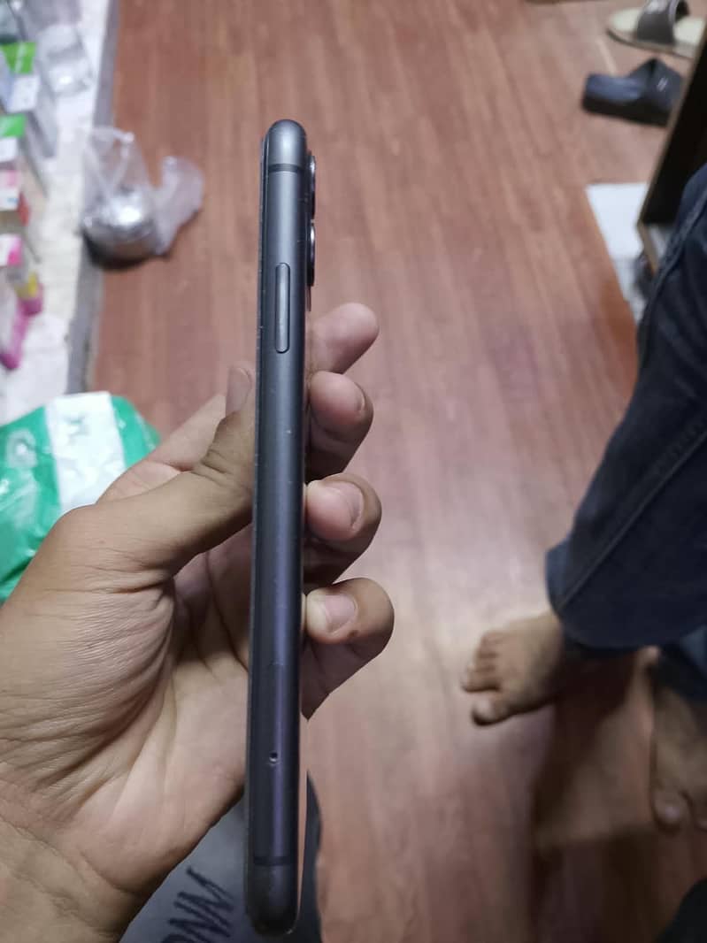 Apple iPhone 11 4