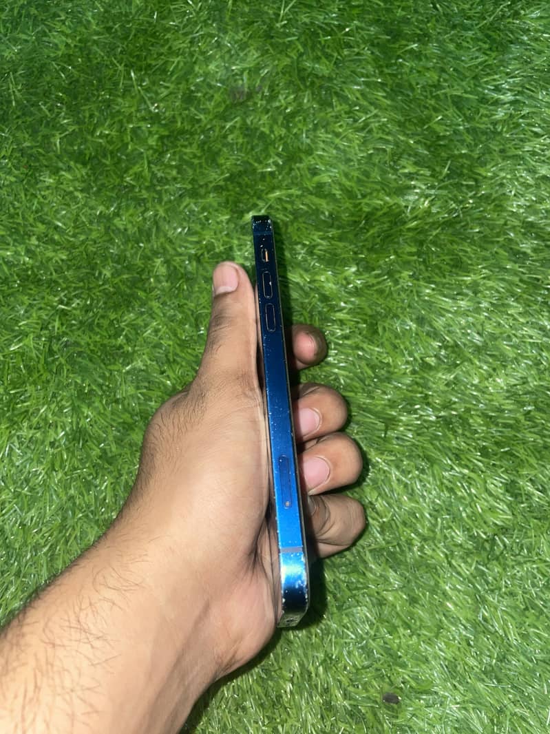 Apple iPhone 12 4