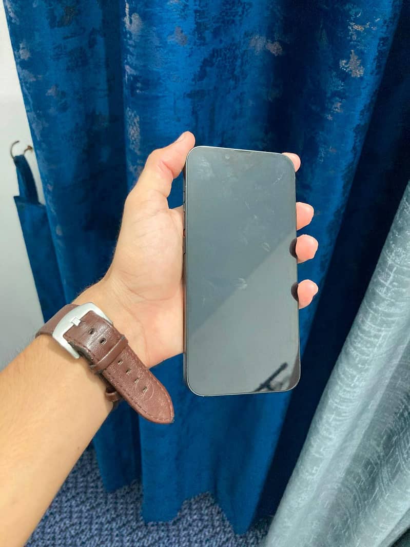 Apple iPhone 16e 1