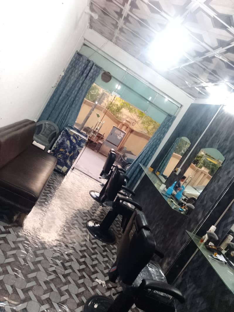 saloon 0