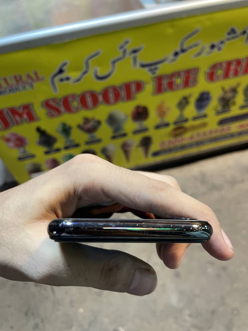 Apple iPhone X 4