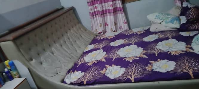 Elegant Tufted King-Size Bed with Wooden Frame