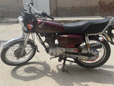 Honda 125 2021 model bht kam chala ha bilkul new condition ma