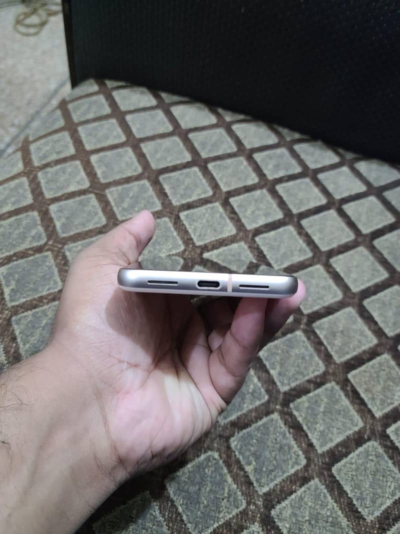 Google Pixel 8 4