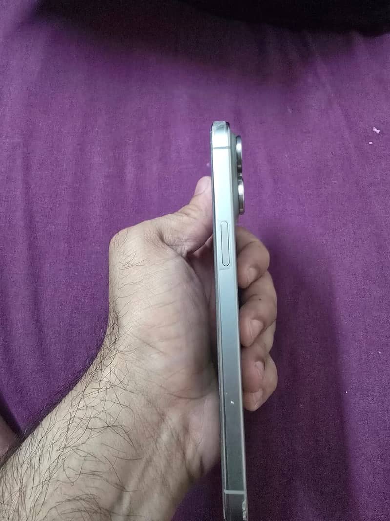Apple iPhone 15 Pro Max 4