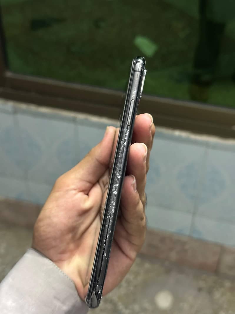 Apple iPhone XS Max 7