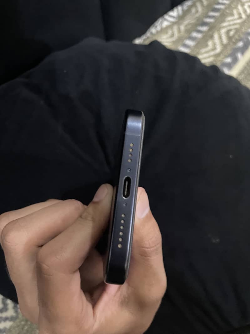 Apple iPhone 15 Pro Max 4