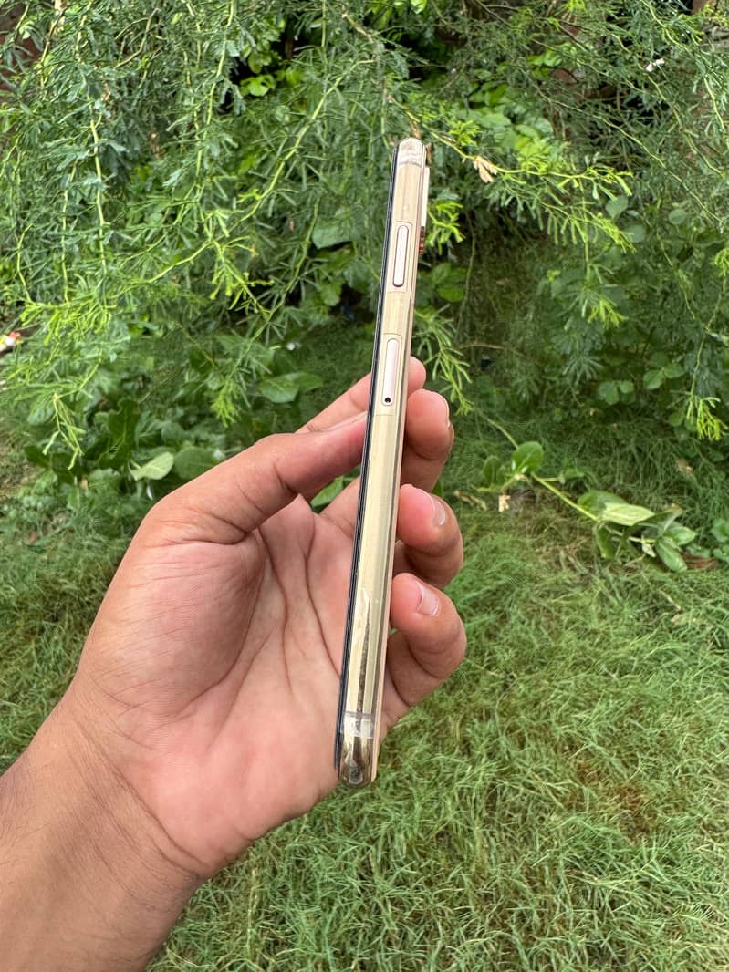 Apple iPhone XS Max 4