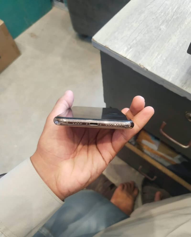 Apple iPhone 11 Pro Max 4