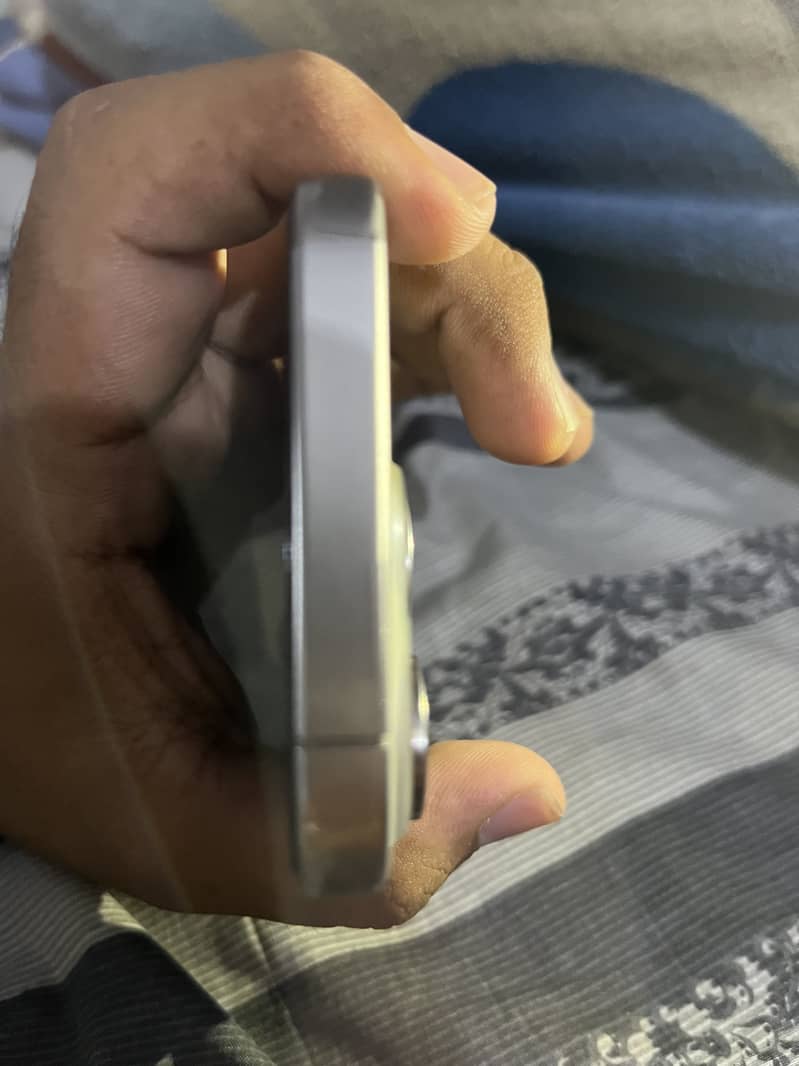 Apple iPhone 15 Pro 4