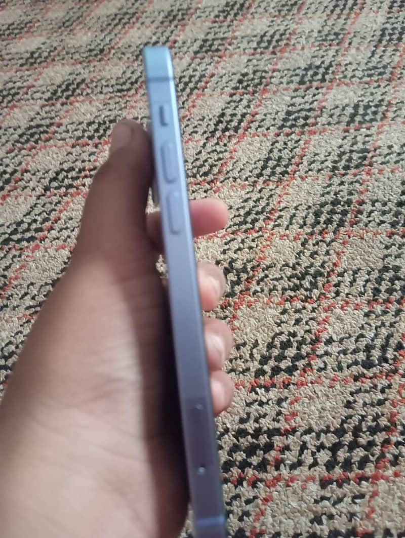 Apple iPhone 12 4