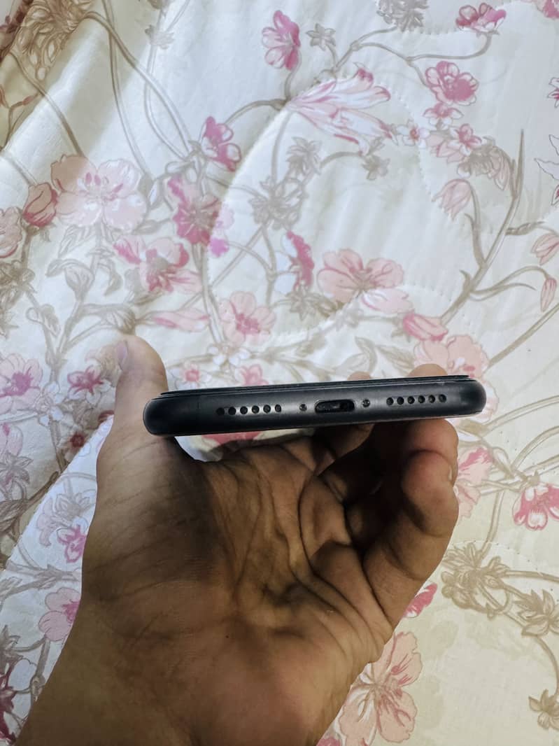 Apple iPhone 11 4