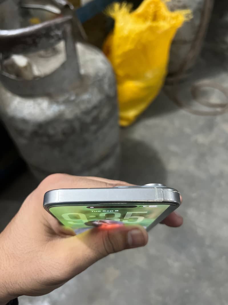 Apple iPhone 15 Pro Max 2