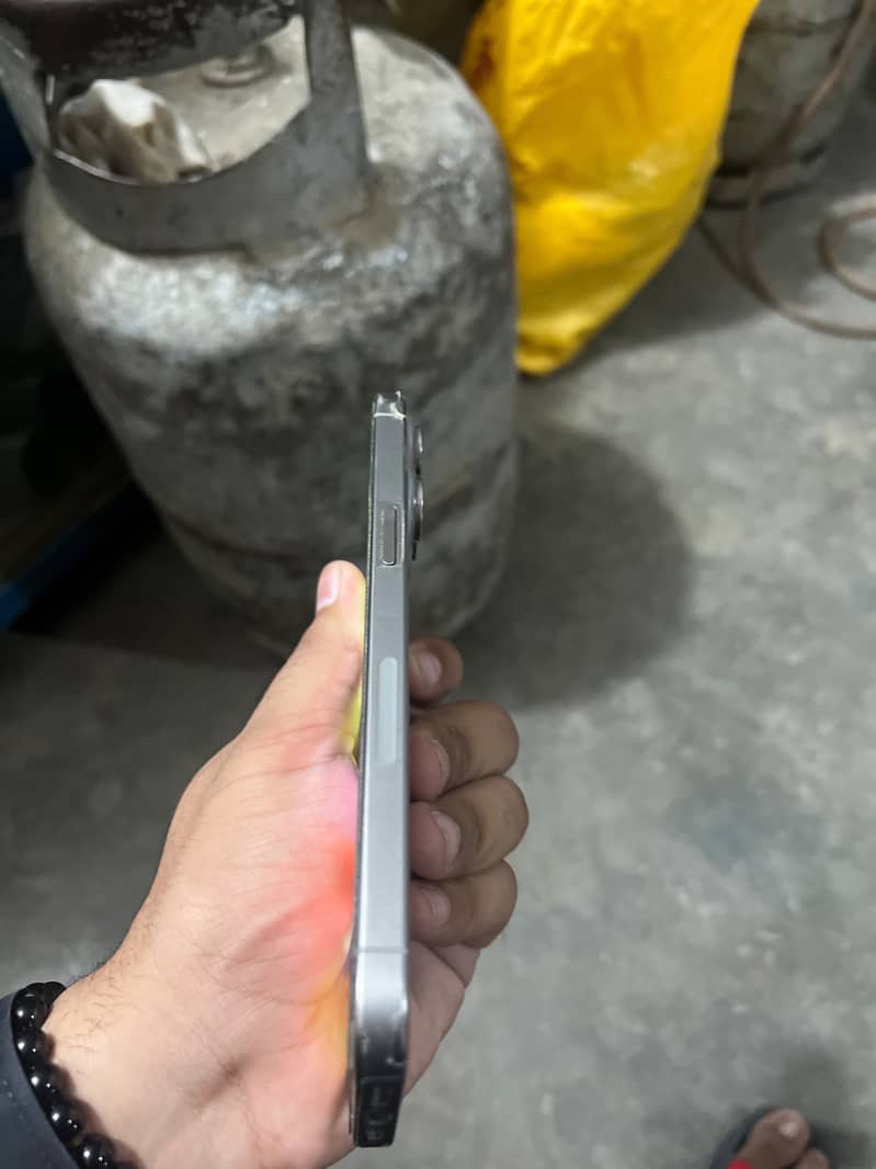 Apple iPhone 15 Pro Max 4
