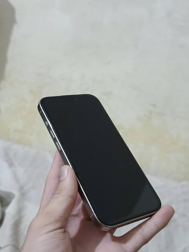 Apple iPhone 15 Pro 3