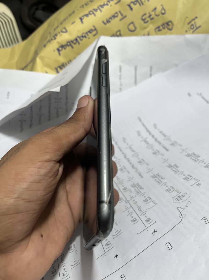 Apple iPhone 11 4