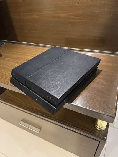 Ps4 1TB with 2 original controllers (non jailbreak)