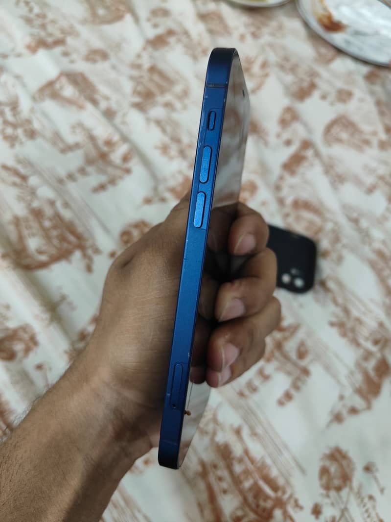 Apple iPhone 12 4