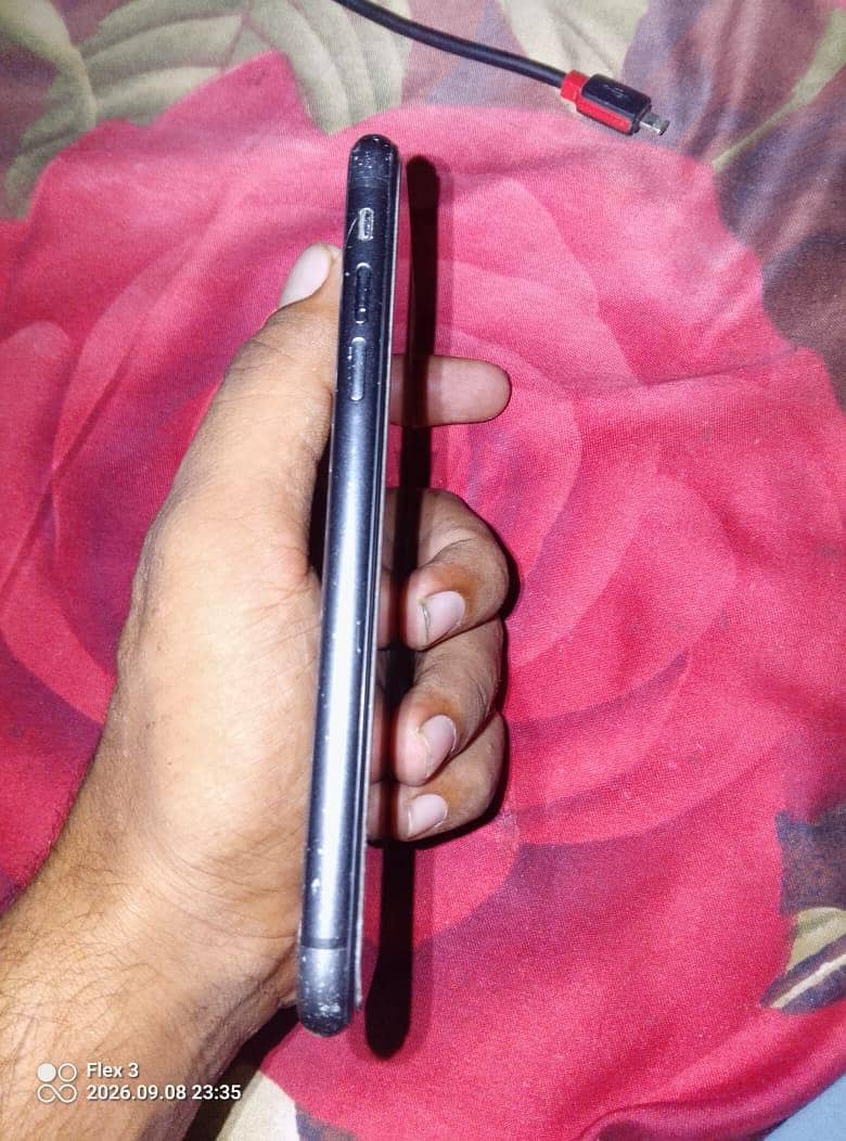 Apple iPhone 11 3