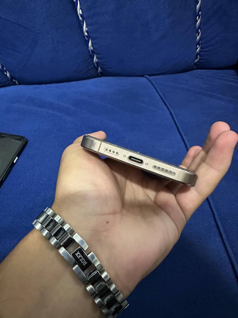 Apple iPhone 16 Pro Max 2