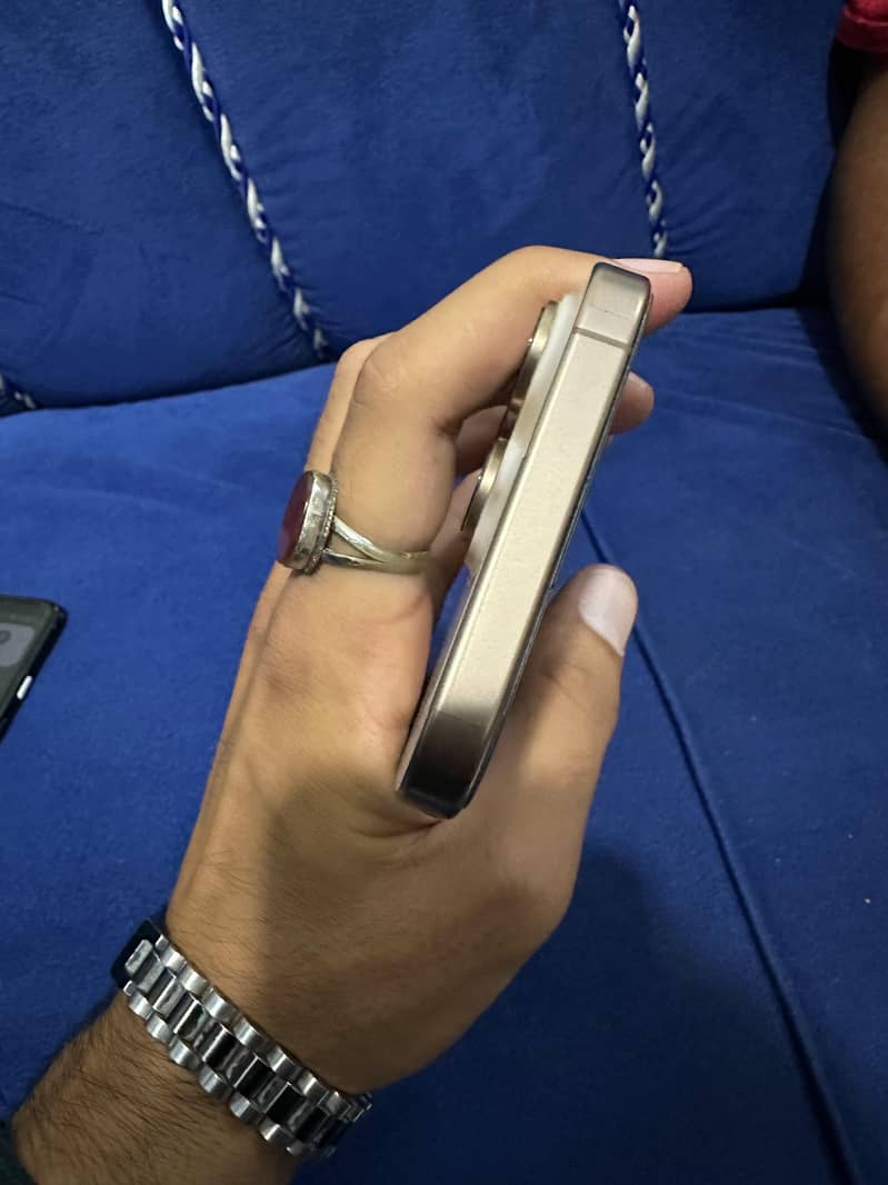 Apple iPhone 16 Pro Max 9