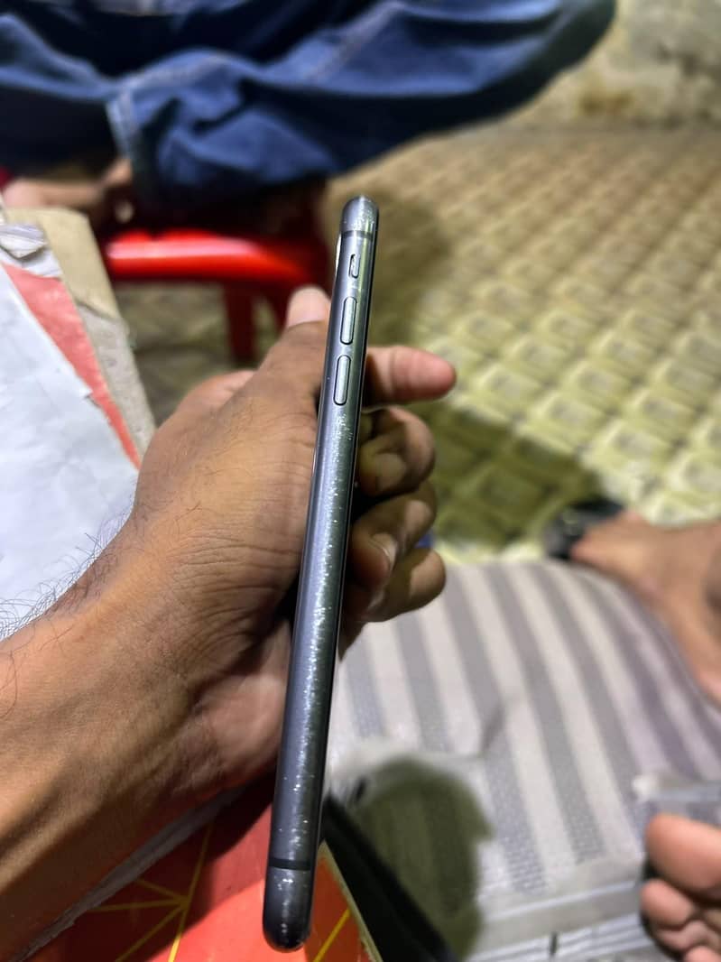 Apple iPhone 11 4