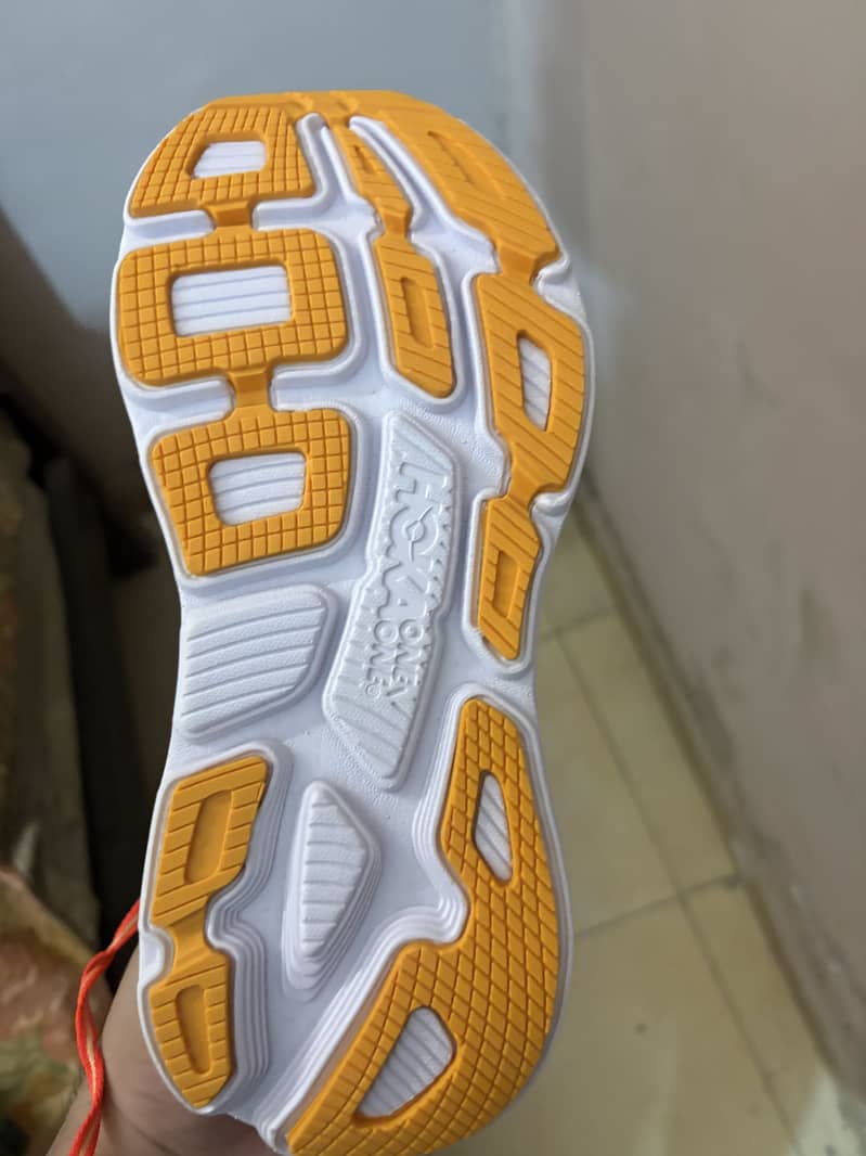 Many different different shoes available in different differing sizes 14