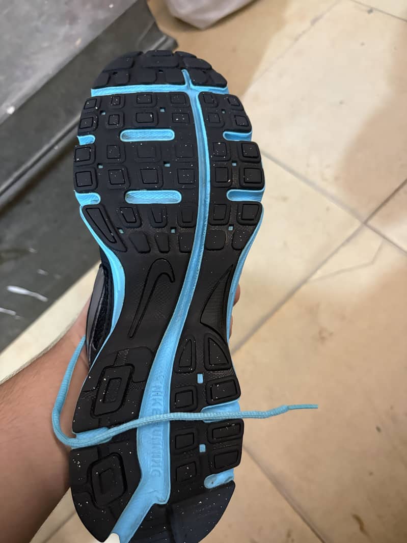Many different different shoes available in different differing sizes 16