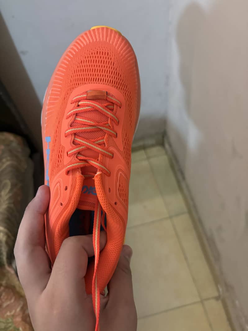 Many different different shoes available in different differing sizes 18