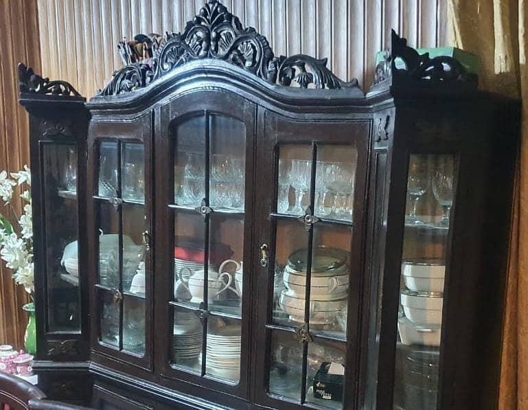 showcase with mirror 2
