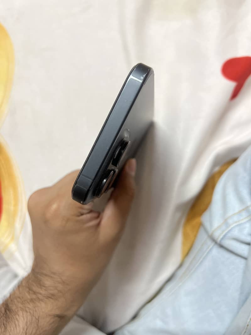 Apple iPhone 15 Pro Max 4