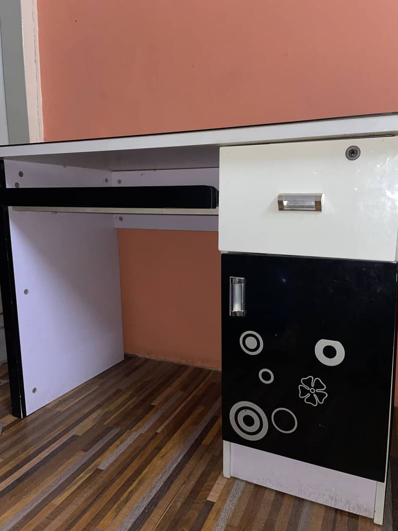 Computer table 4